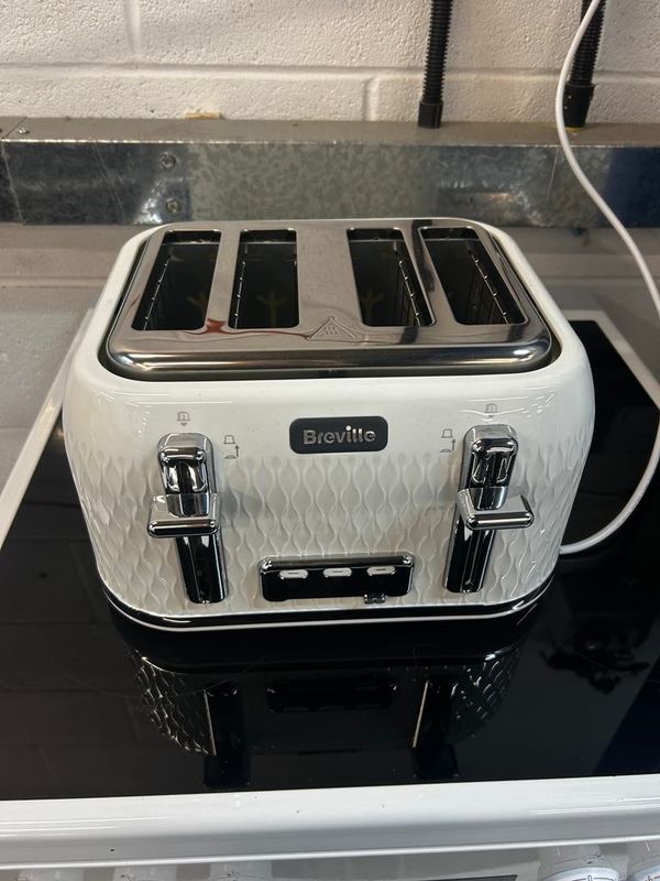 :Breville VTT911 Curve 4 Slice Toaster - White and Chrome RRP: £37.00