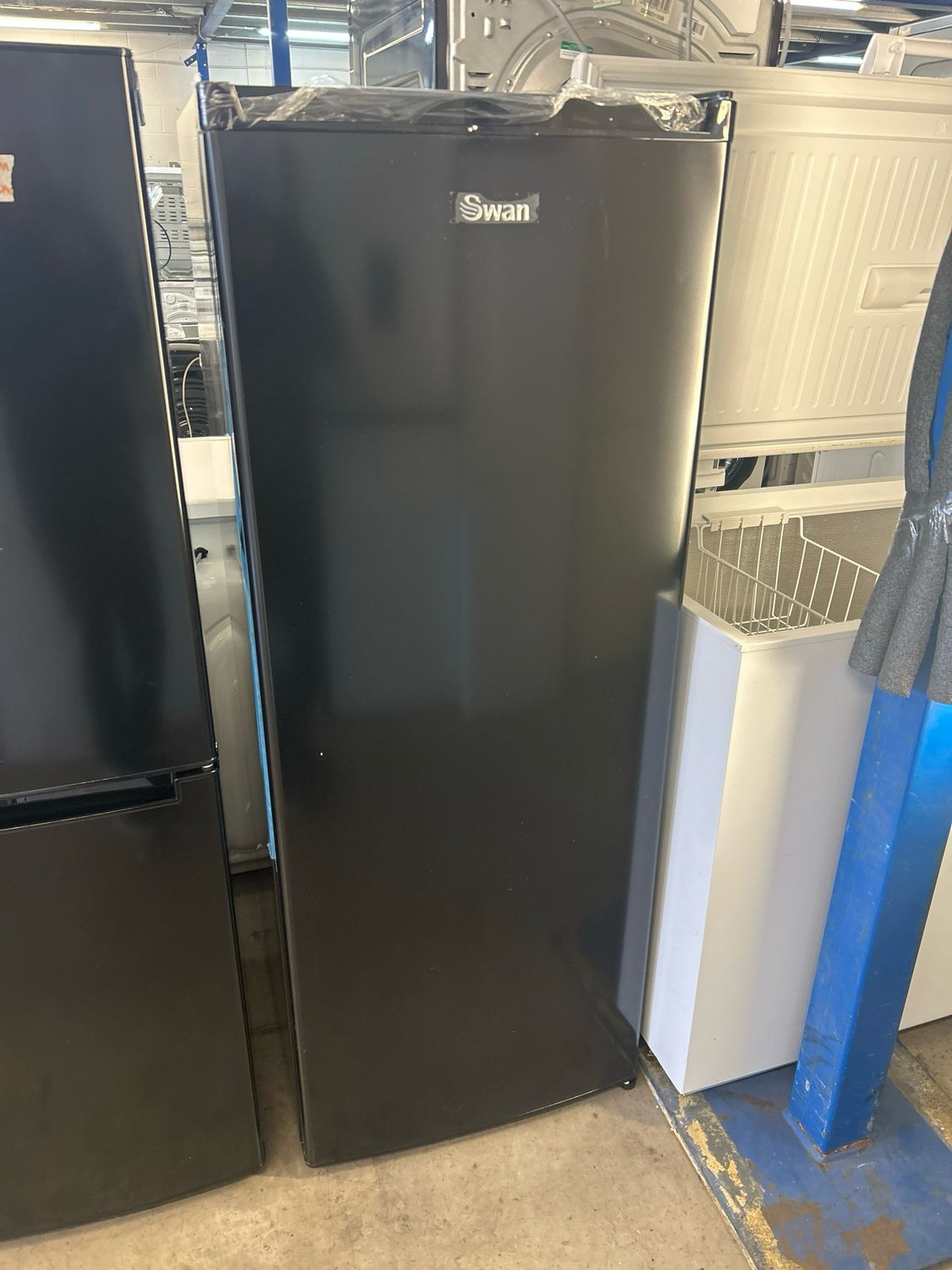 Swan SR15681B Larder Fridge H143cm W54cm Black