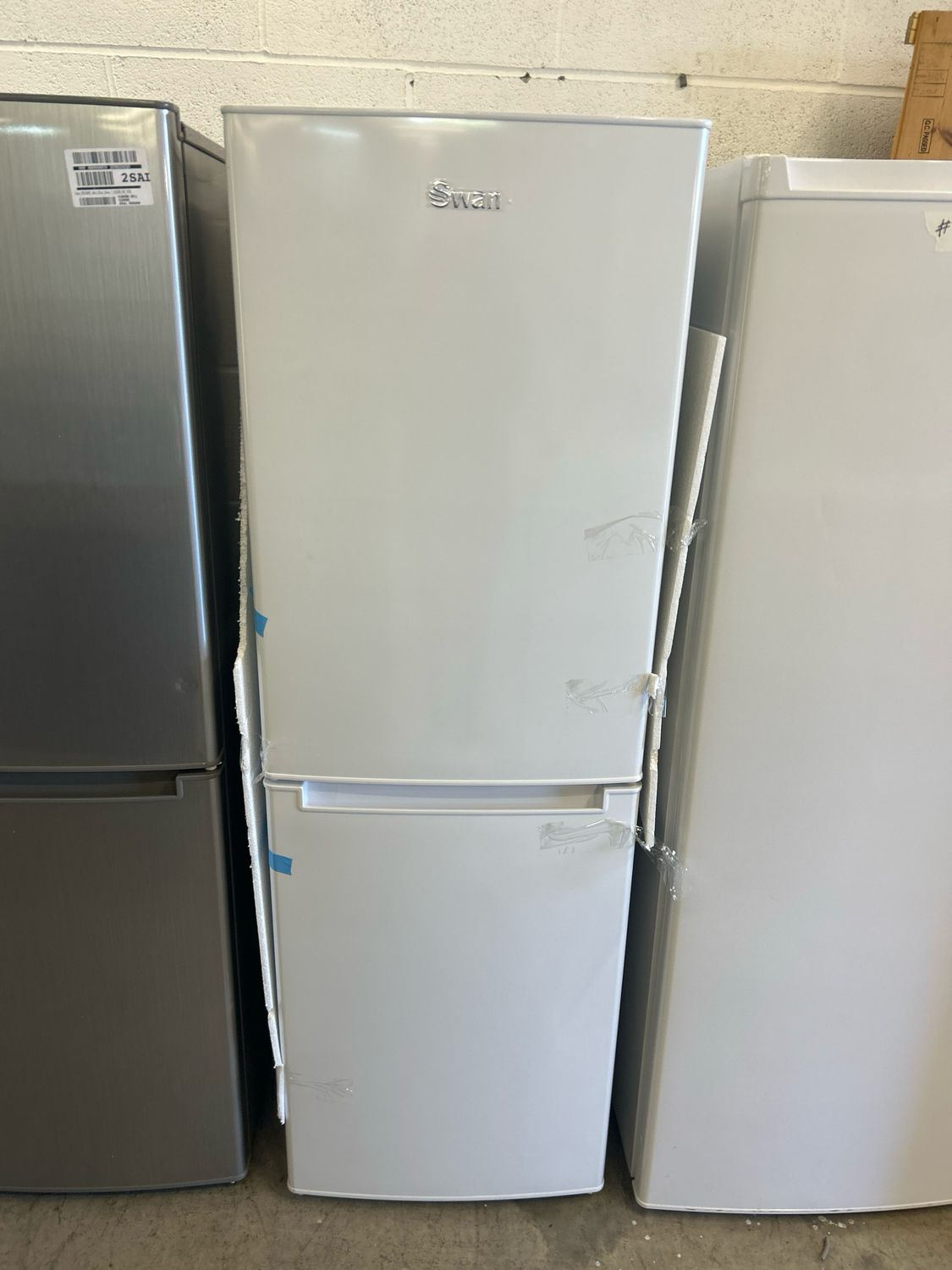 Swan SR15690 Fridge Freezer H144cm W47cm D48cm White New Graded