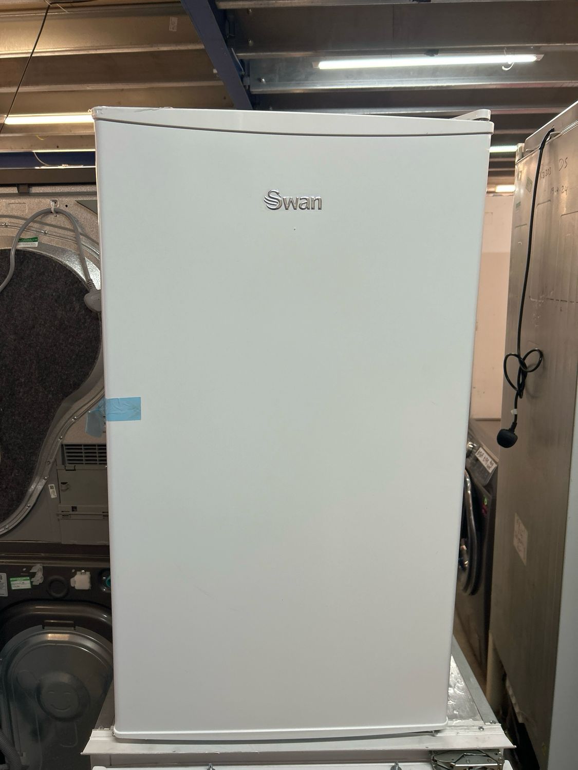 Swan SR750110W Undercounter Fridge with Ice Box H84cm W48cm D50cm White New Graded