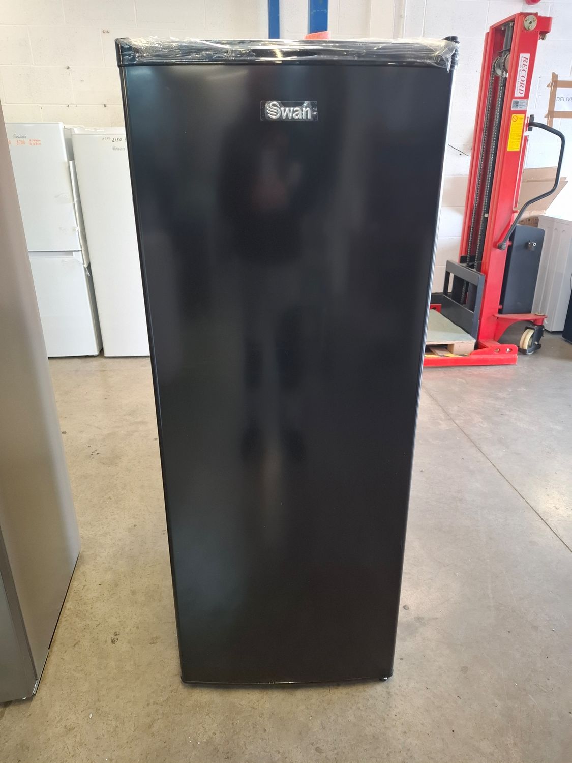 Swan SR15681B Larder Fridge H143cm W54cm Black