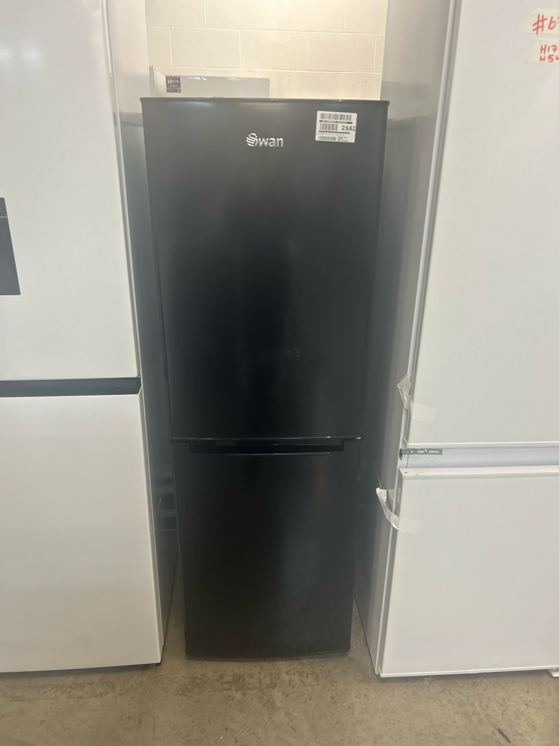 Swan SR15690 Fridge Freezer H144cm W47cm D48cm Black New Graded