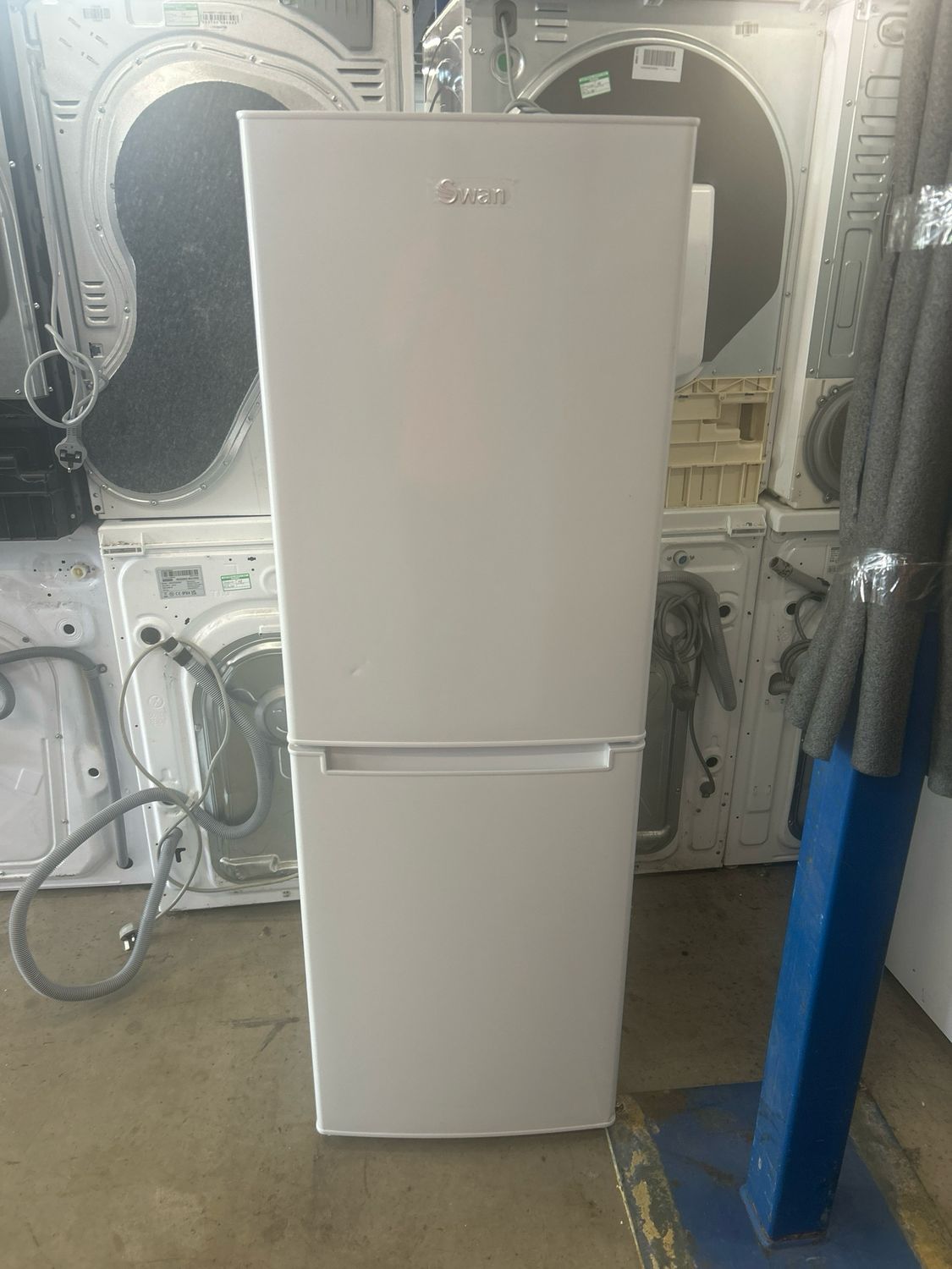 Swan SR15690W Fridge Freezer H144cm W47cm D48cm White New Gaded