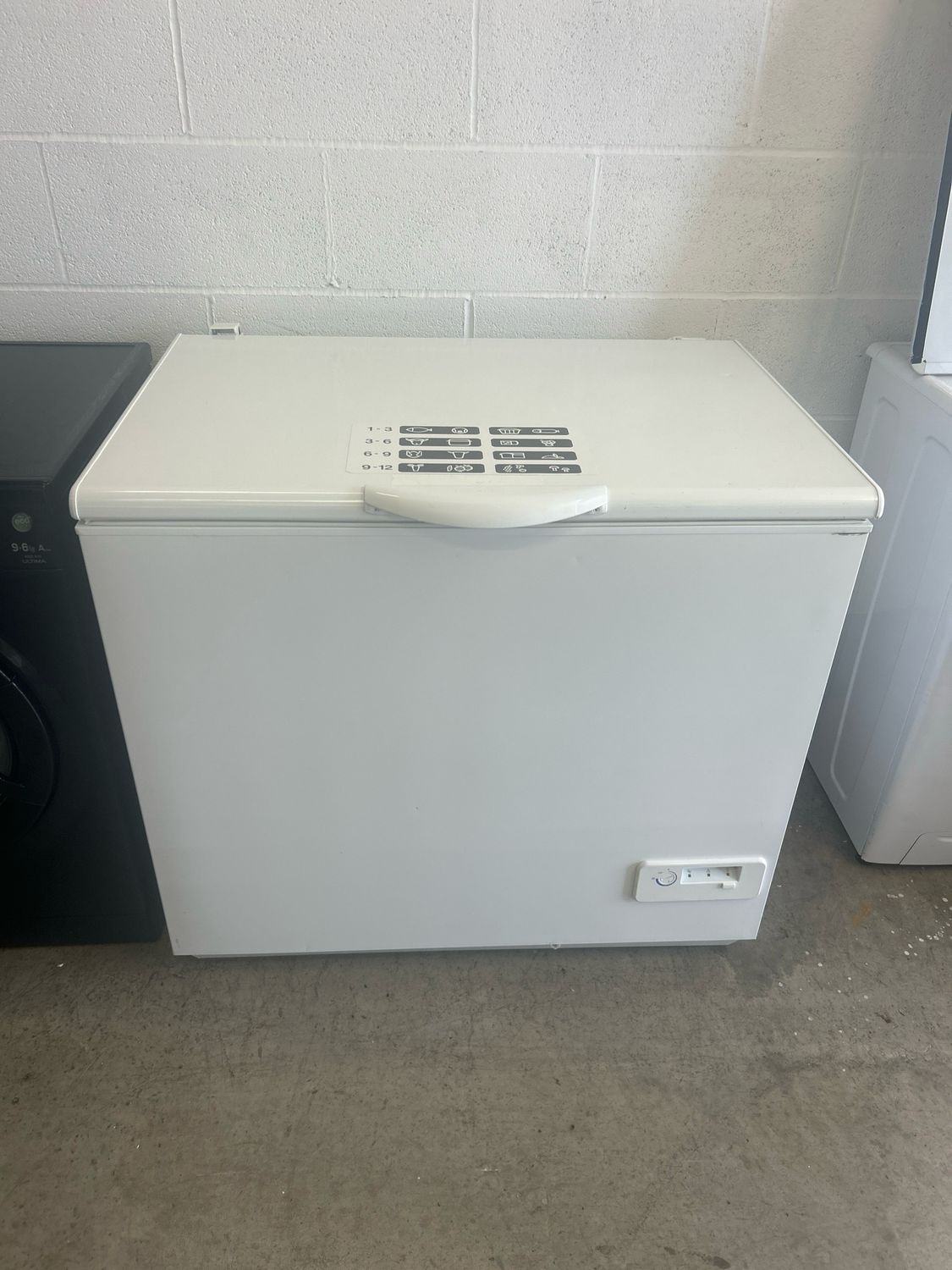 Frigidaire Chest Freezer White 260L H85cm W95cm D64cm
