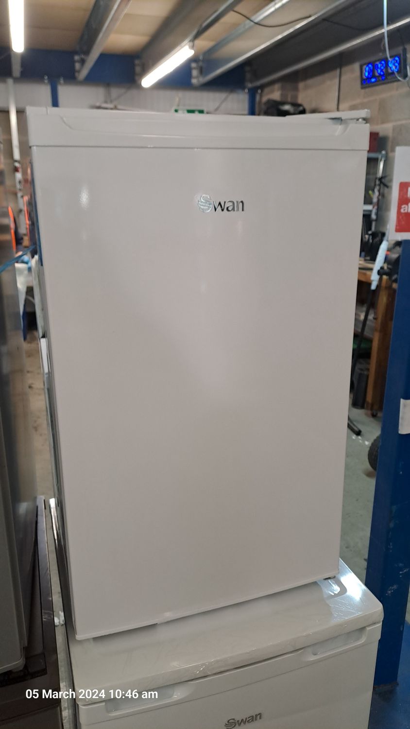 Swan SR156140W H84cm W47cm Larder Fridge White