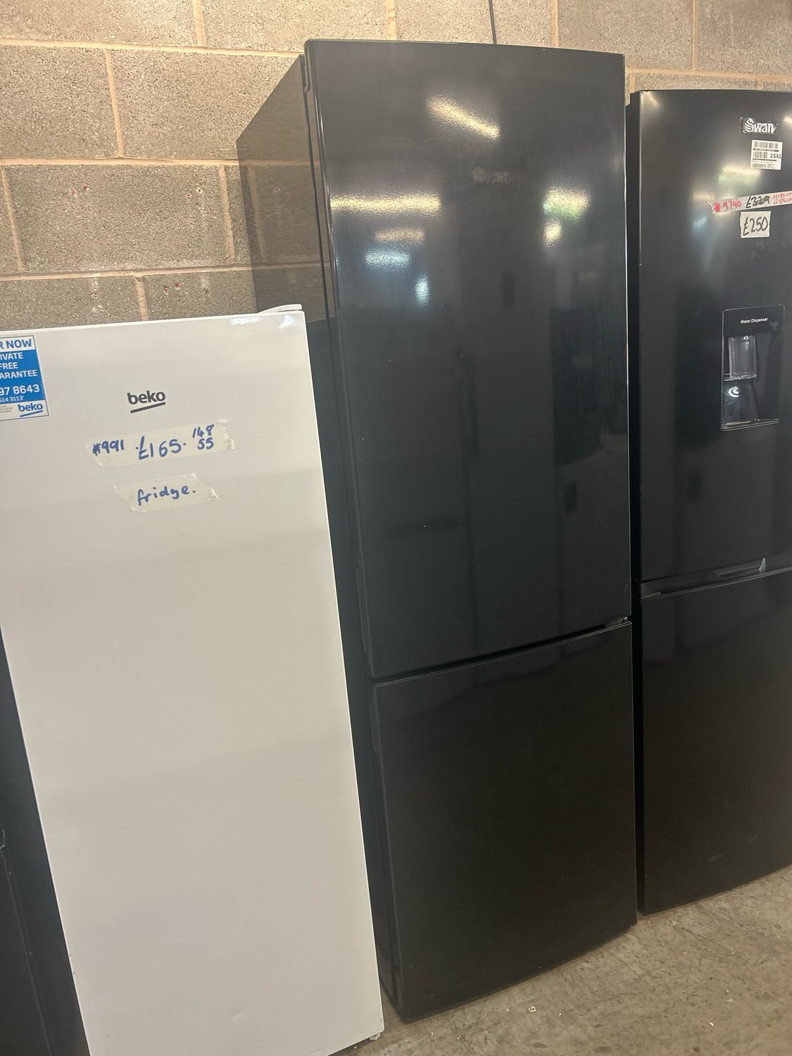Swan Fridge Freezer H186cm W60cm Black 60/40