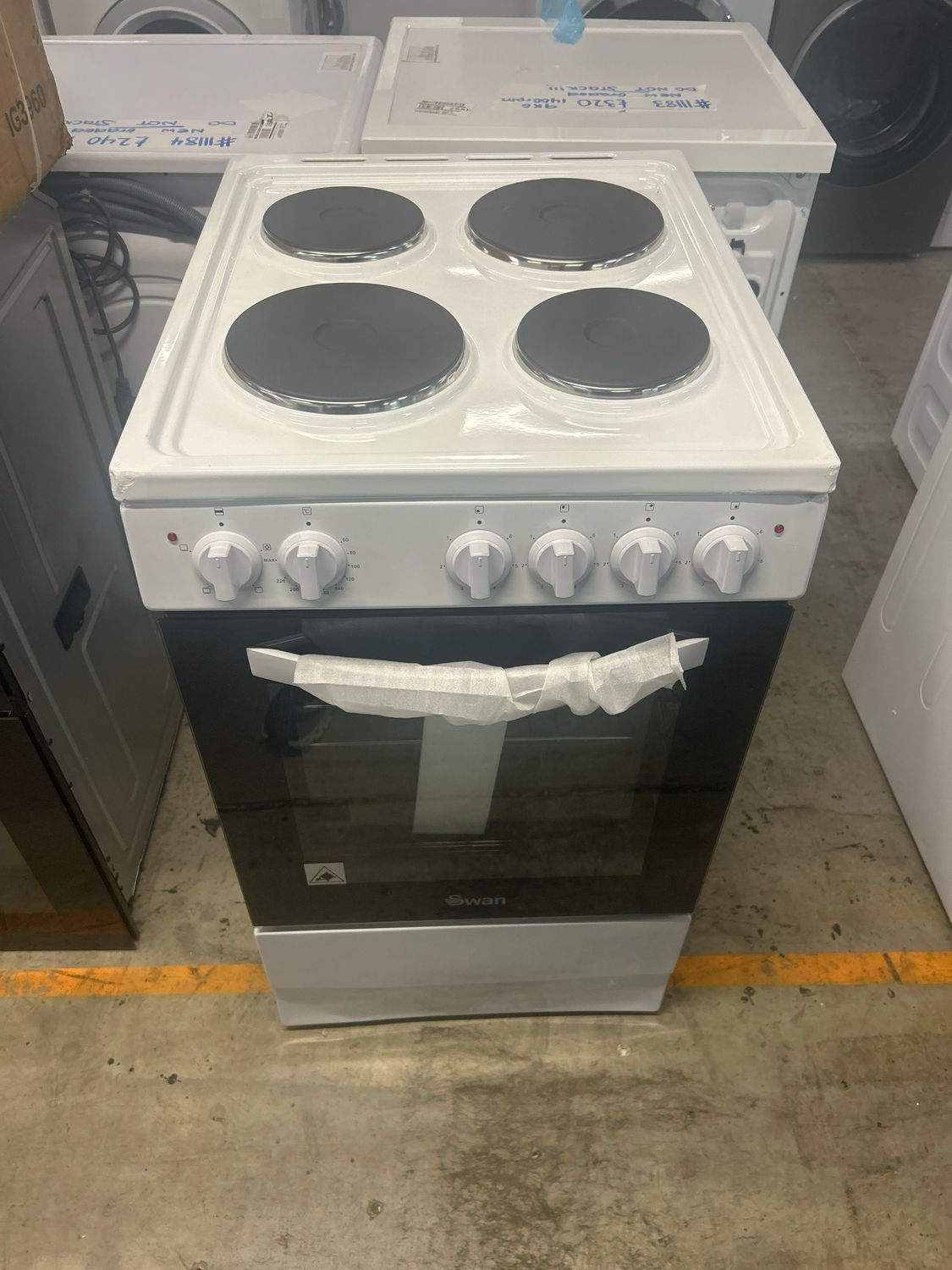 Swan SX16710W 50cm Electric Cooker White New Graded Cosmetic Damage