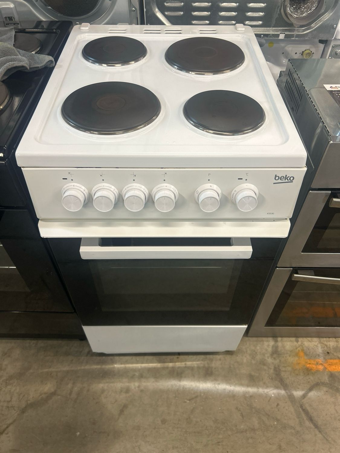 Beko KS530W 50cm Electric Cooker Solid Hobs