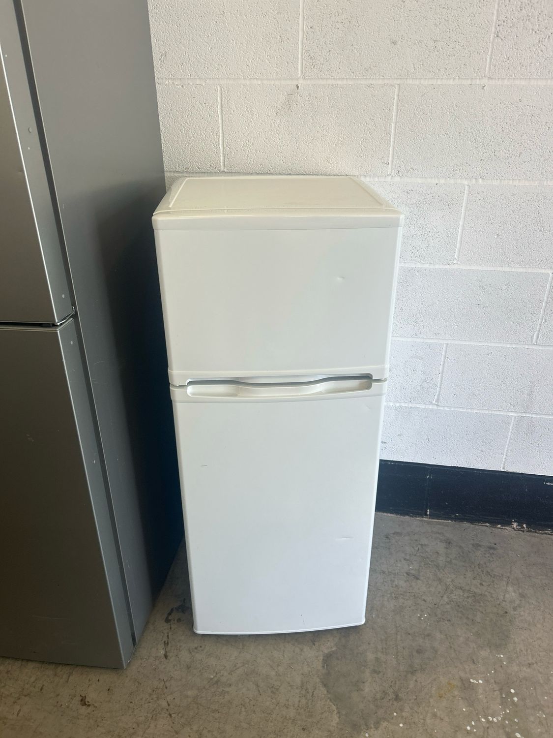 Essentials C50TW18 Fridge Freezer White H115cm W47cm D48cm