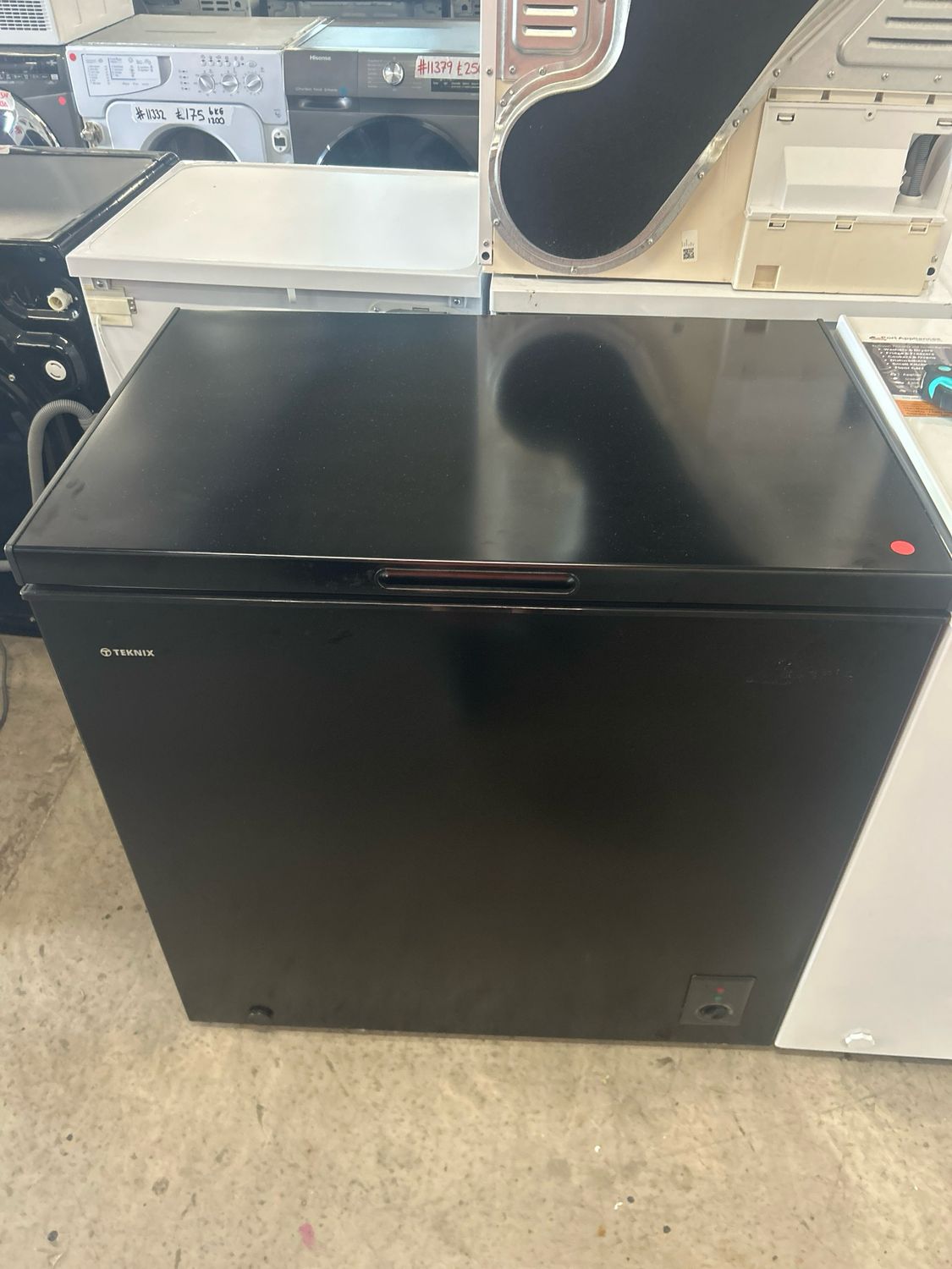 Teknix CF72B Chest Freezer 199L W82cm H85cm D55cm