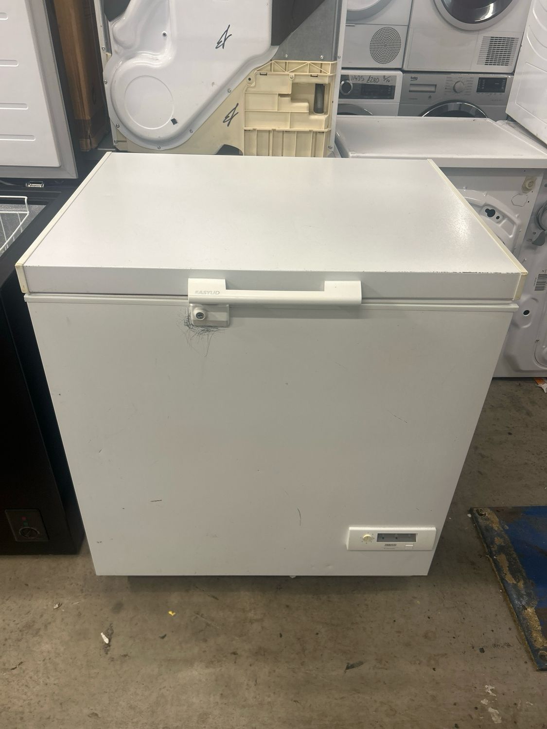 Zanussi 210L Chest Freezer - White W80cm D69cm H88cm