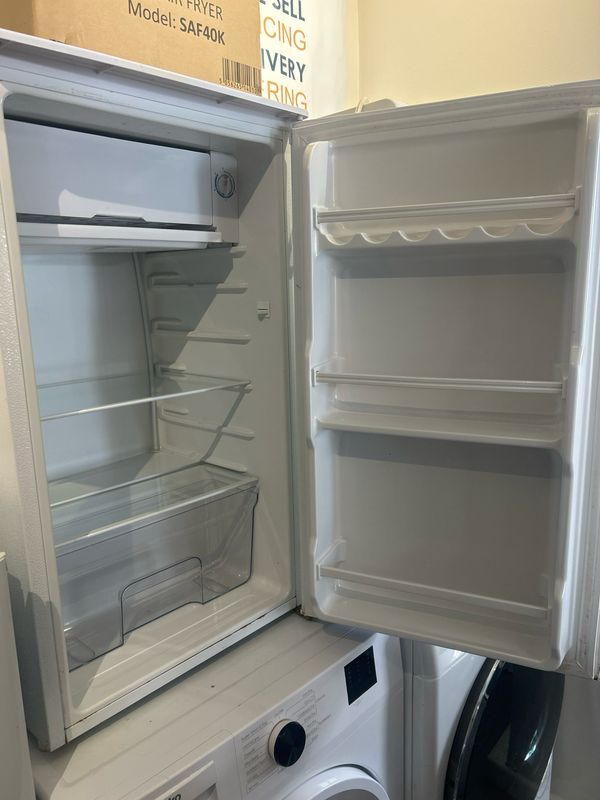 Igenix W48cm H83cm White Under Counter Larder Fridge With Ice Box White