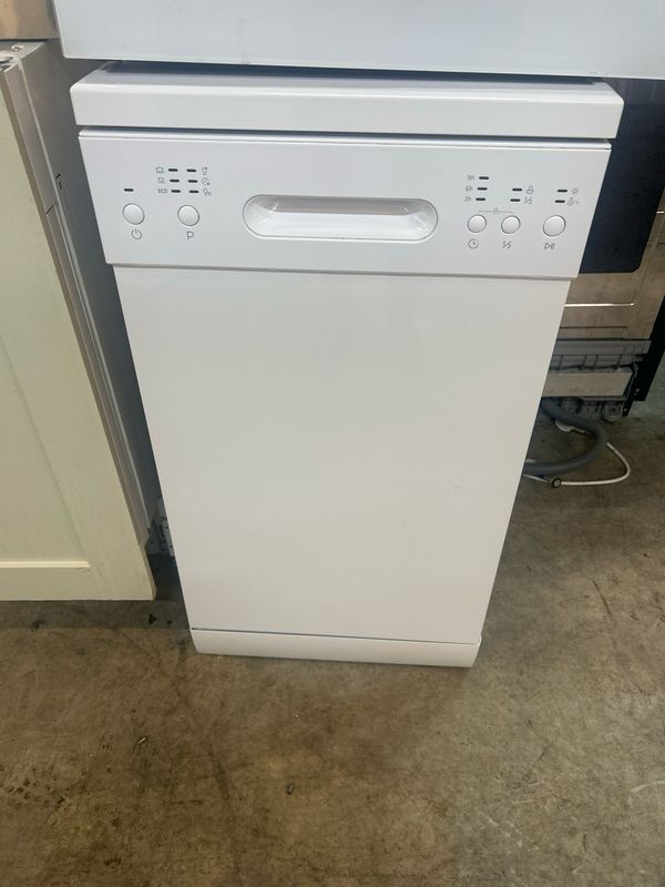 Essentials 45cm Freestanding Full Size Dishwasher White