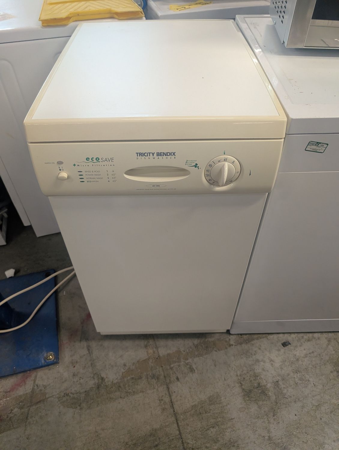 Tricity Bendix DH086 45cm Freestanding Slimline Dishwasher White