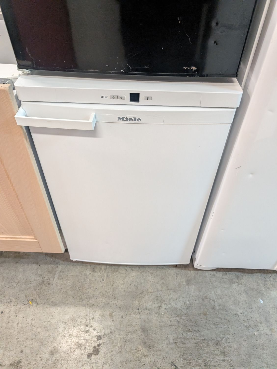 Miele F 12011 S-1 55.3cm Under counter Freezer White