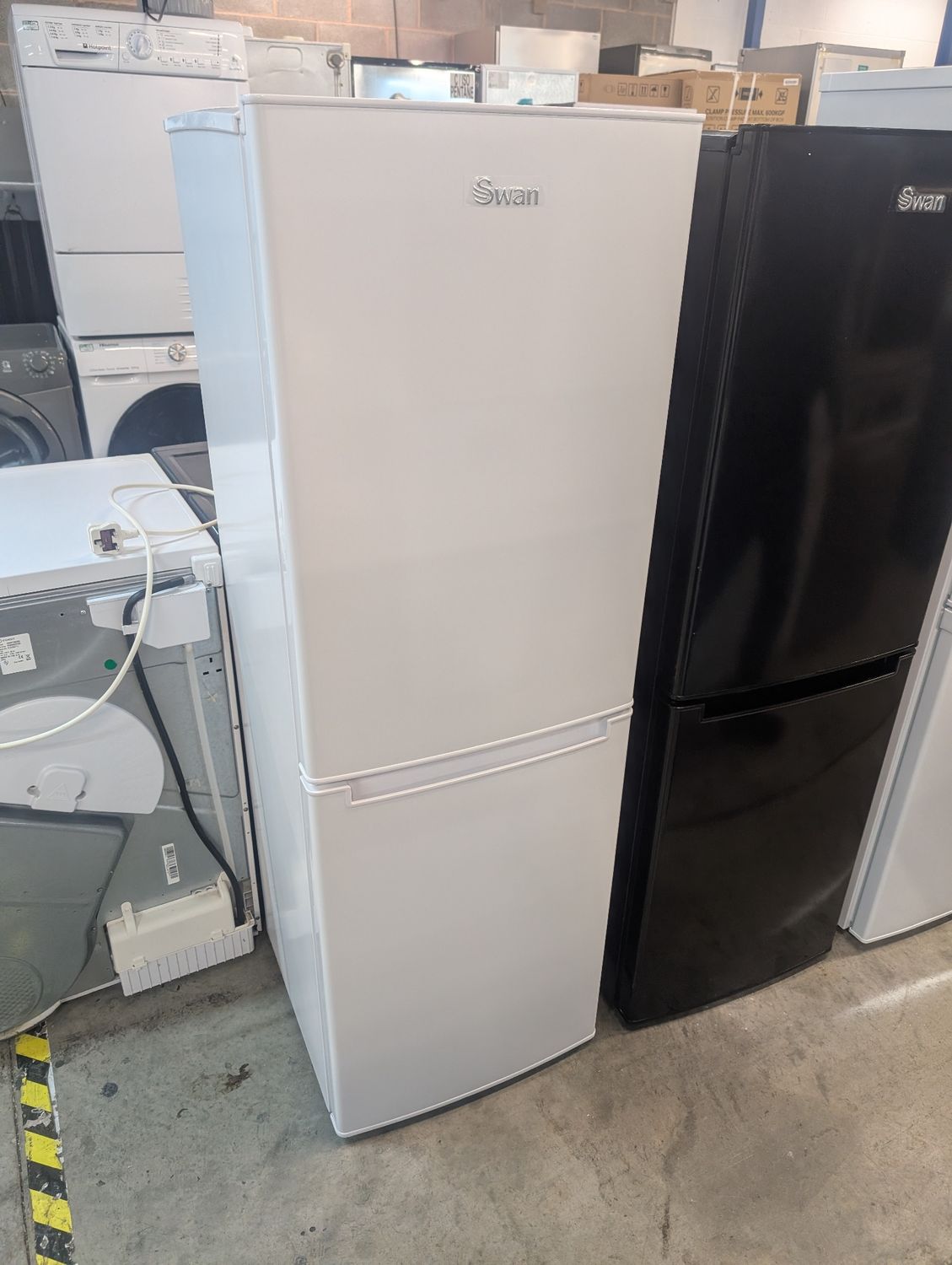 Swan SR15690W Fridge Freezer H144cm W47cm D48cm White