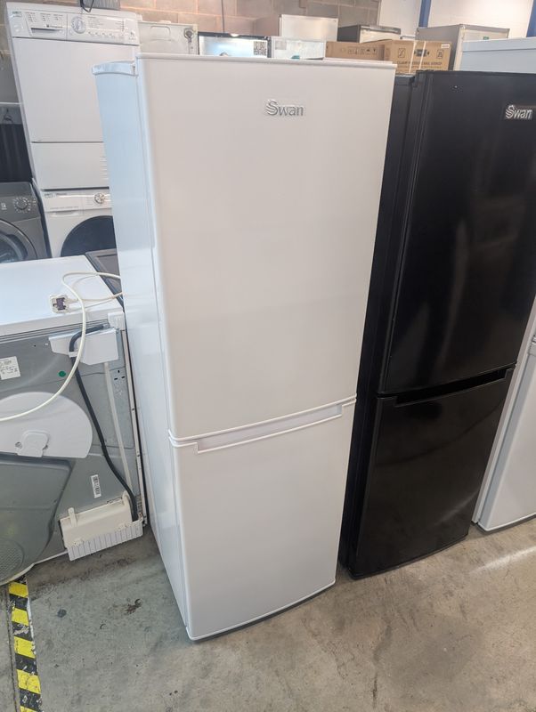 Swan SR15690W Fridge Freezer H144cm W47cm D48cm White