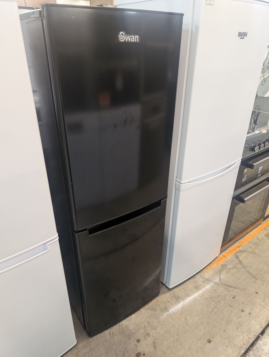 Swan SR15690B Fridge Freezer H144cm W47cm D48cm Black