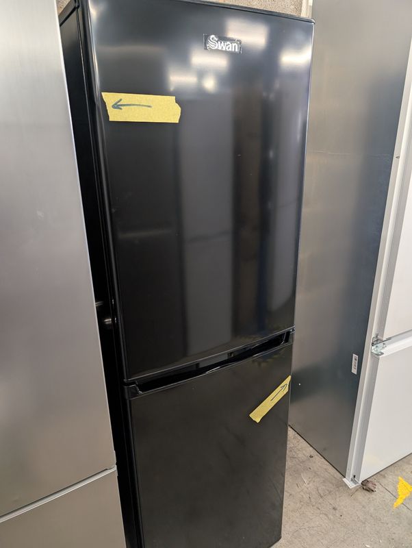 Swan SR8161B Fridge Freezer H173cm W55cm D58cm Black