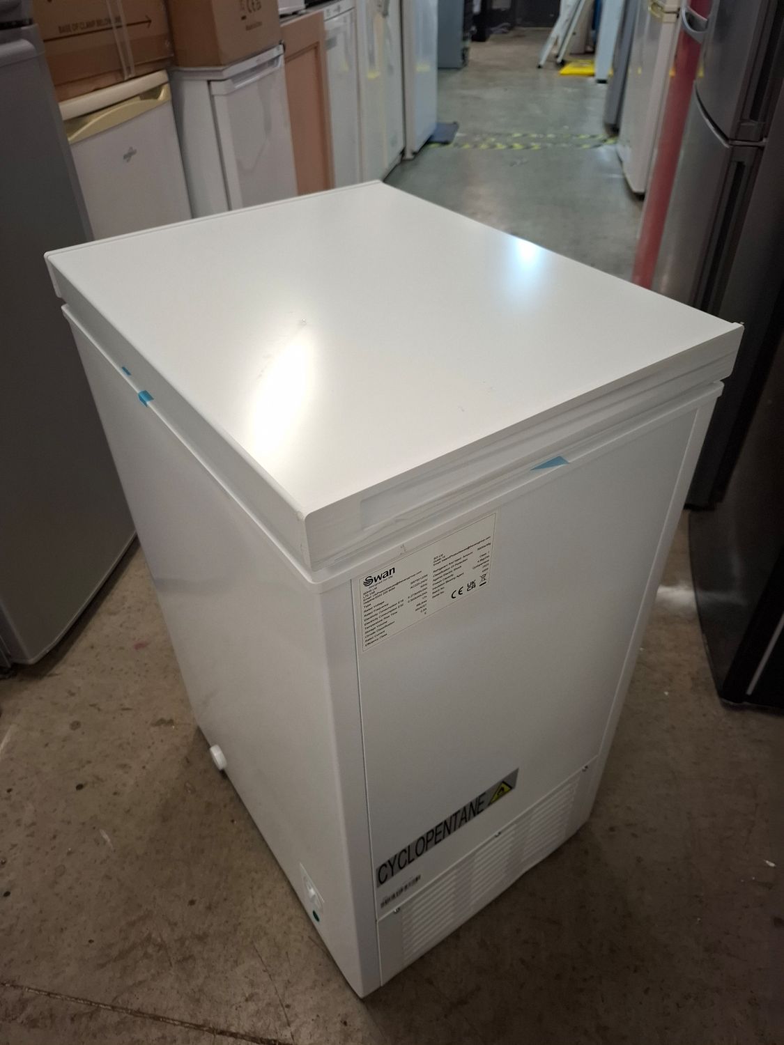 Swan Sr750120W 98L Chest Freezer White H85cm W44cm D54cm