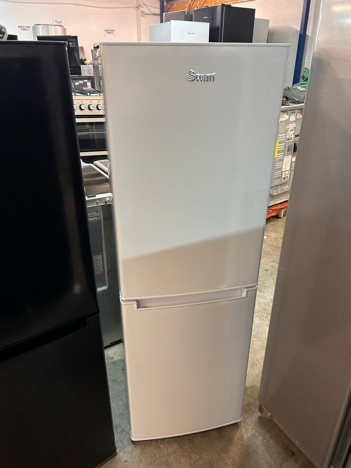 Swan SR15690W Fridge Freezer H144cm W47cm D48cm White Brand New