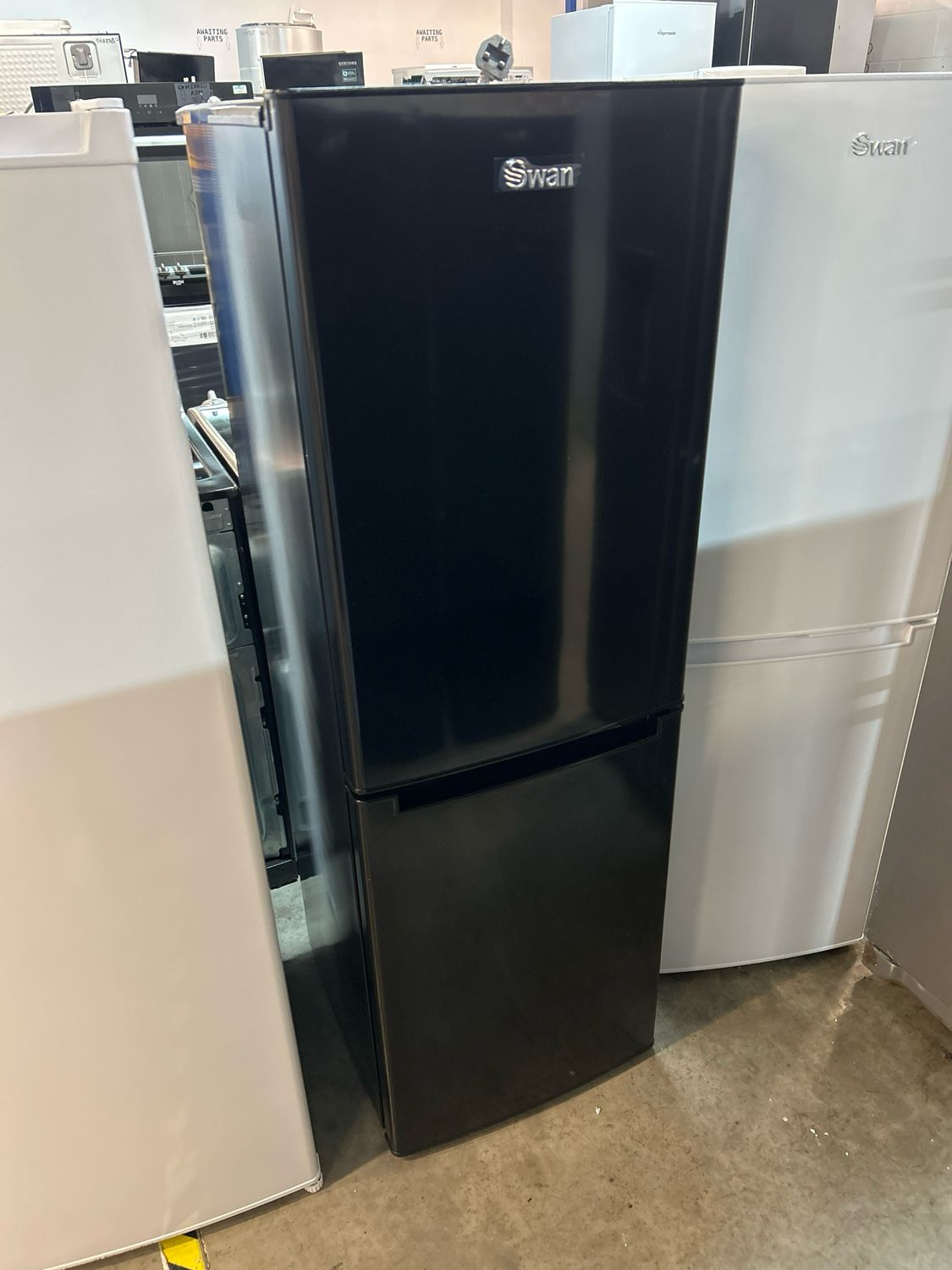 Swan SR15690B Fridge Freezer H144cm W47cm D48cm Black