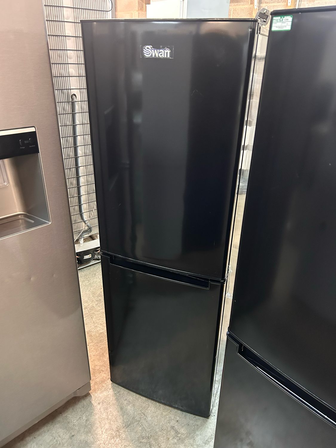 Swan SR15690B Fridge Freezer H144cm W47cm D48cm Black