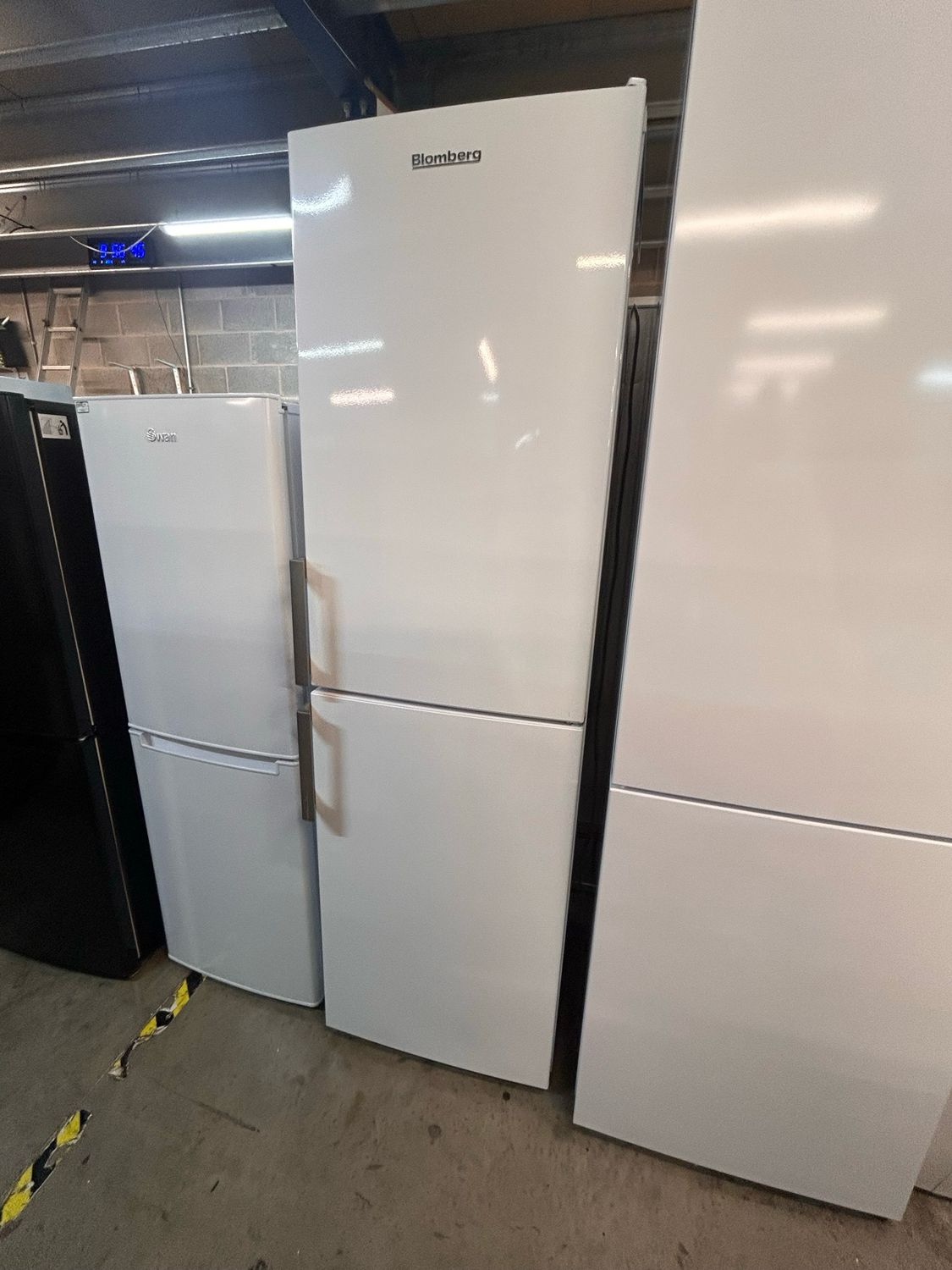 Blomberg KGM4450 Fridge Freezer White W54cm H182cm D54cm