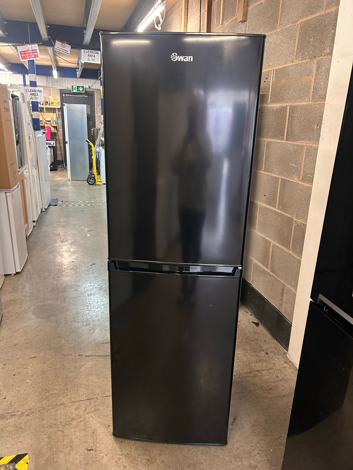 Swan SR8161B Fridge Freezer H173cm W55cm D58cm Black