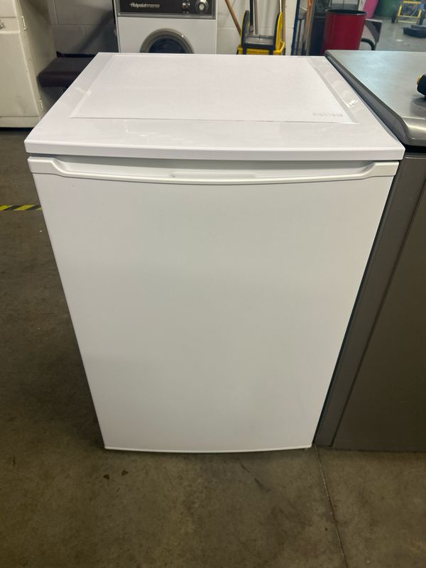 Essentials CUR55W18 Undercounter Fridge With IceBox H85cm W55cm D58cm