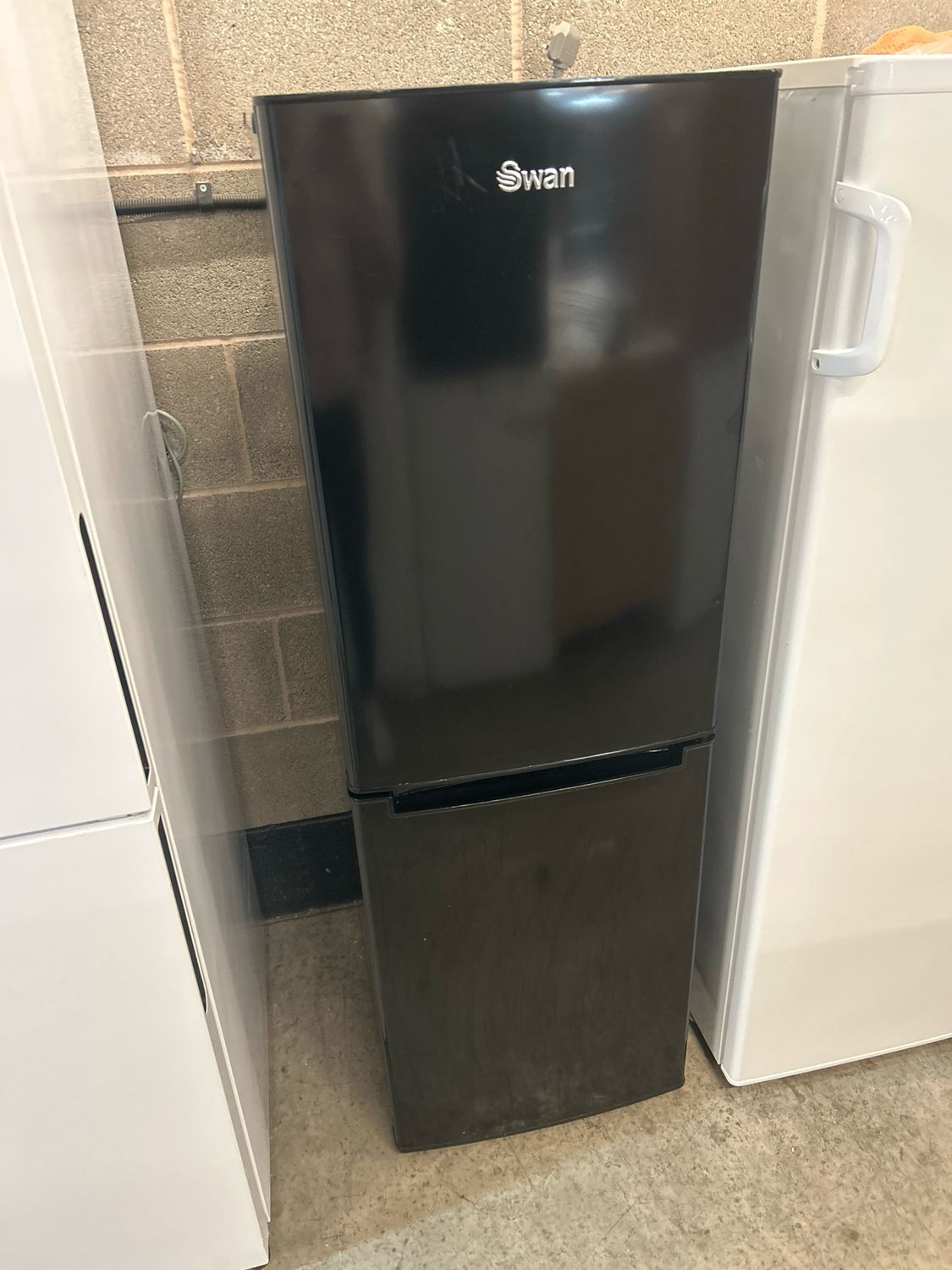 Swan SR15690 Fridge Freezer H144cm W47cm D48cm Black 50/50