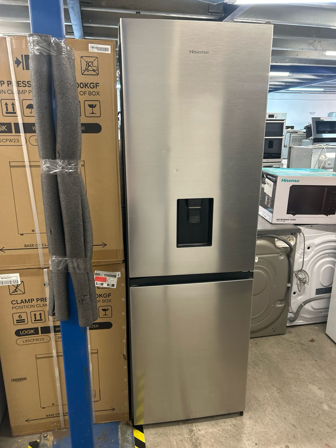 Hisense RB390N4WWE Frost Free Fridge Freezer Silver H186cm W59cm D58cm