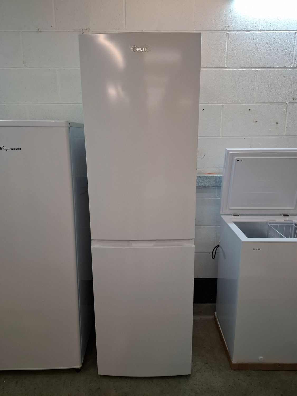 Swan SR156120 Fridge Freezer Frost Free H182cm W55cm D55cm White New Graded