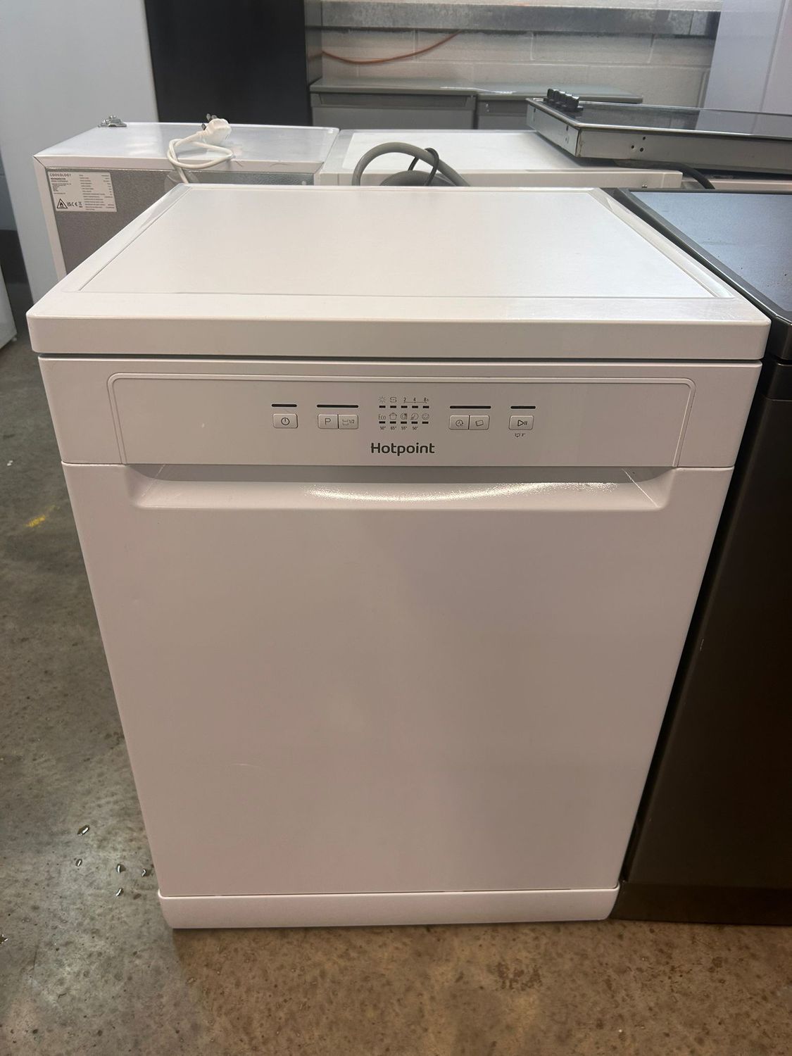 Hotpoint HPC2B19UK 60cm Freestanding Full Size Dishwasher White