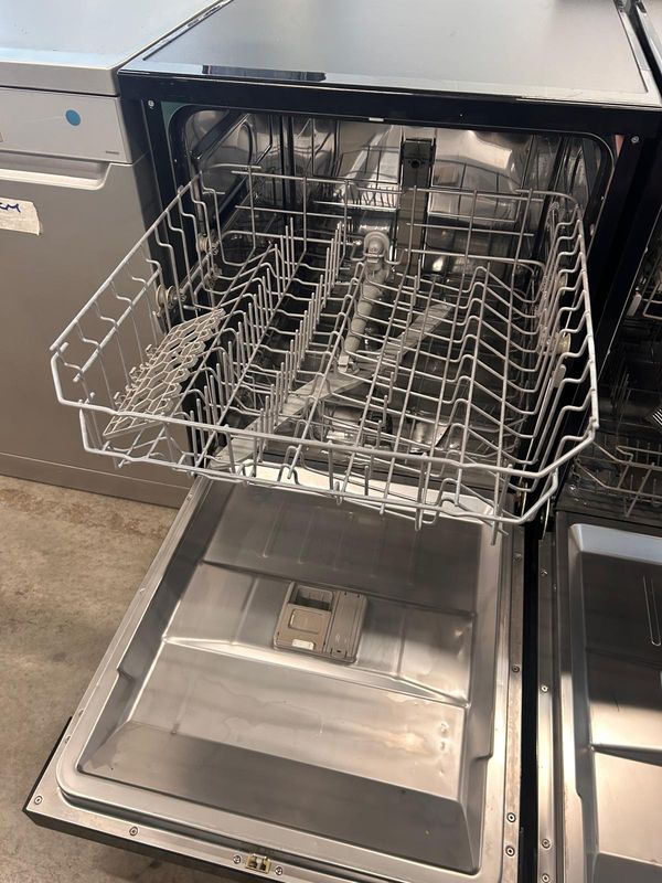 Swan SDW751150B 60cm Freestanding Full Size Dishwasher Black