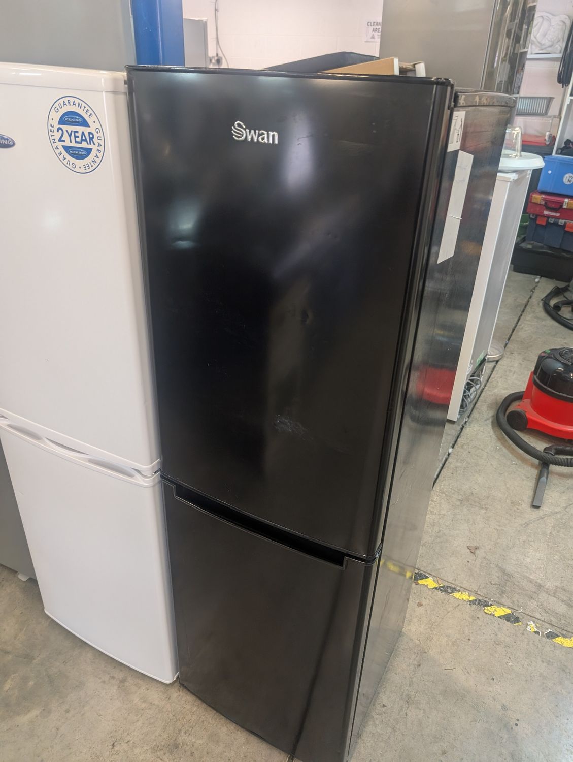 Swan SR15690B Fridge Freezer H144cm W47cm D48cm Black 50/50