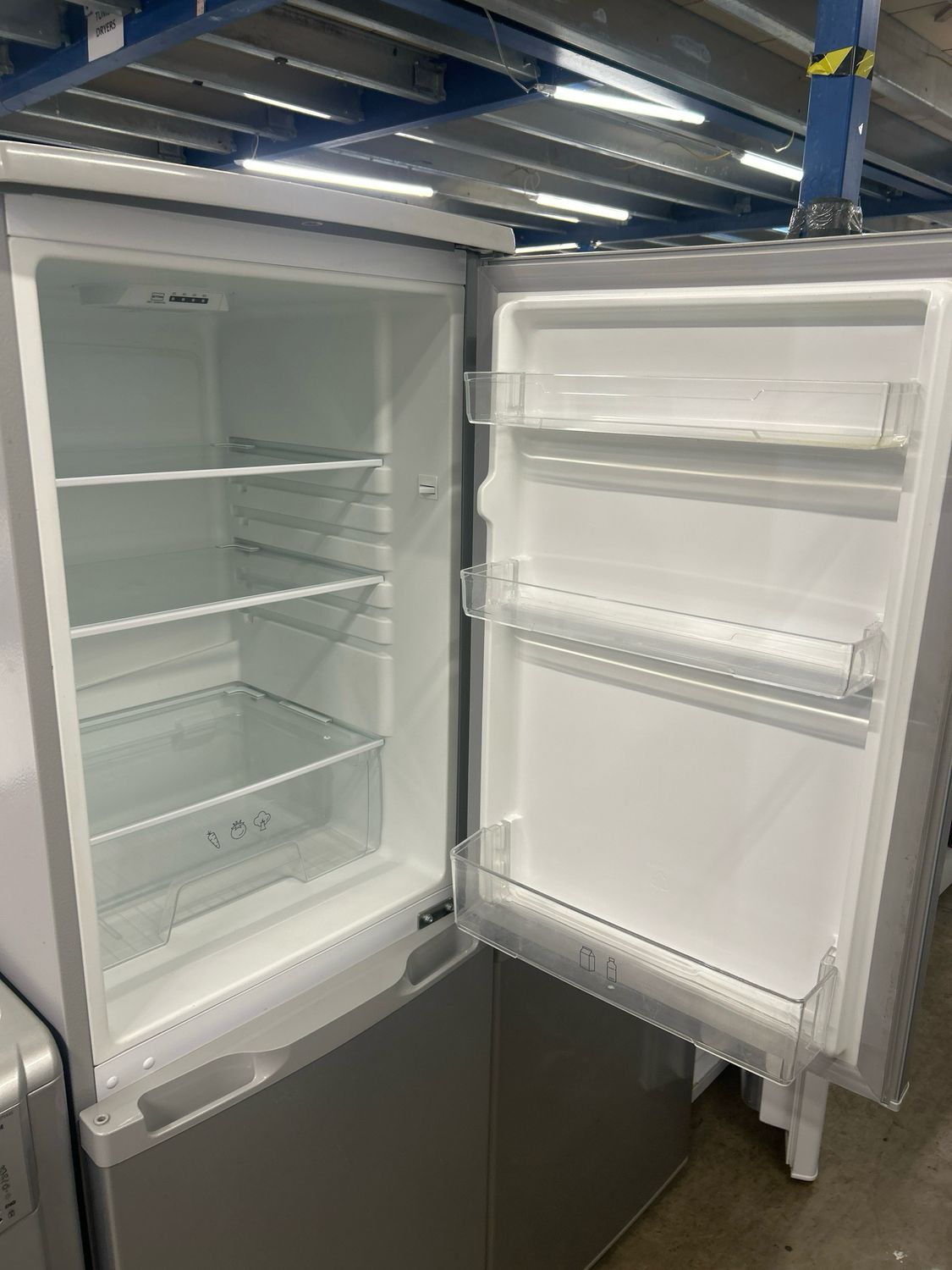 Logik LFC50S20 Fridge Freezer H153cm W49cm Silver