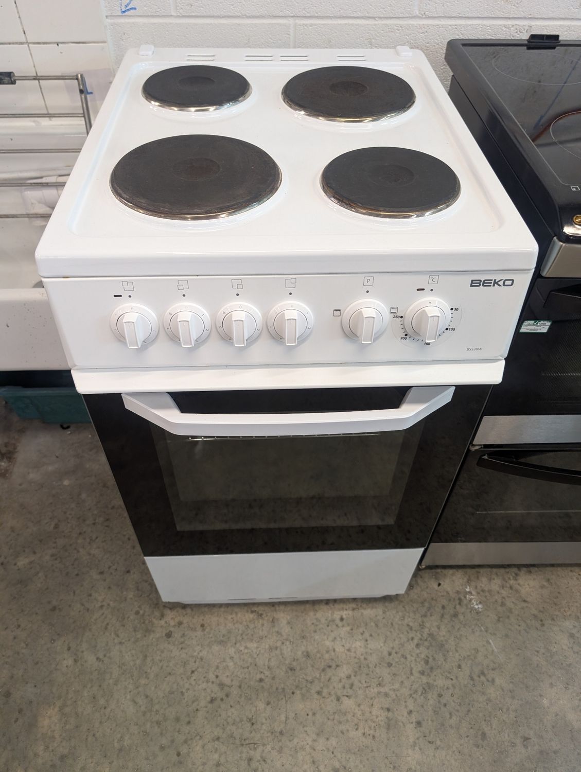 Beko BS530W 50cm Electric Cooker Solid Hobs White