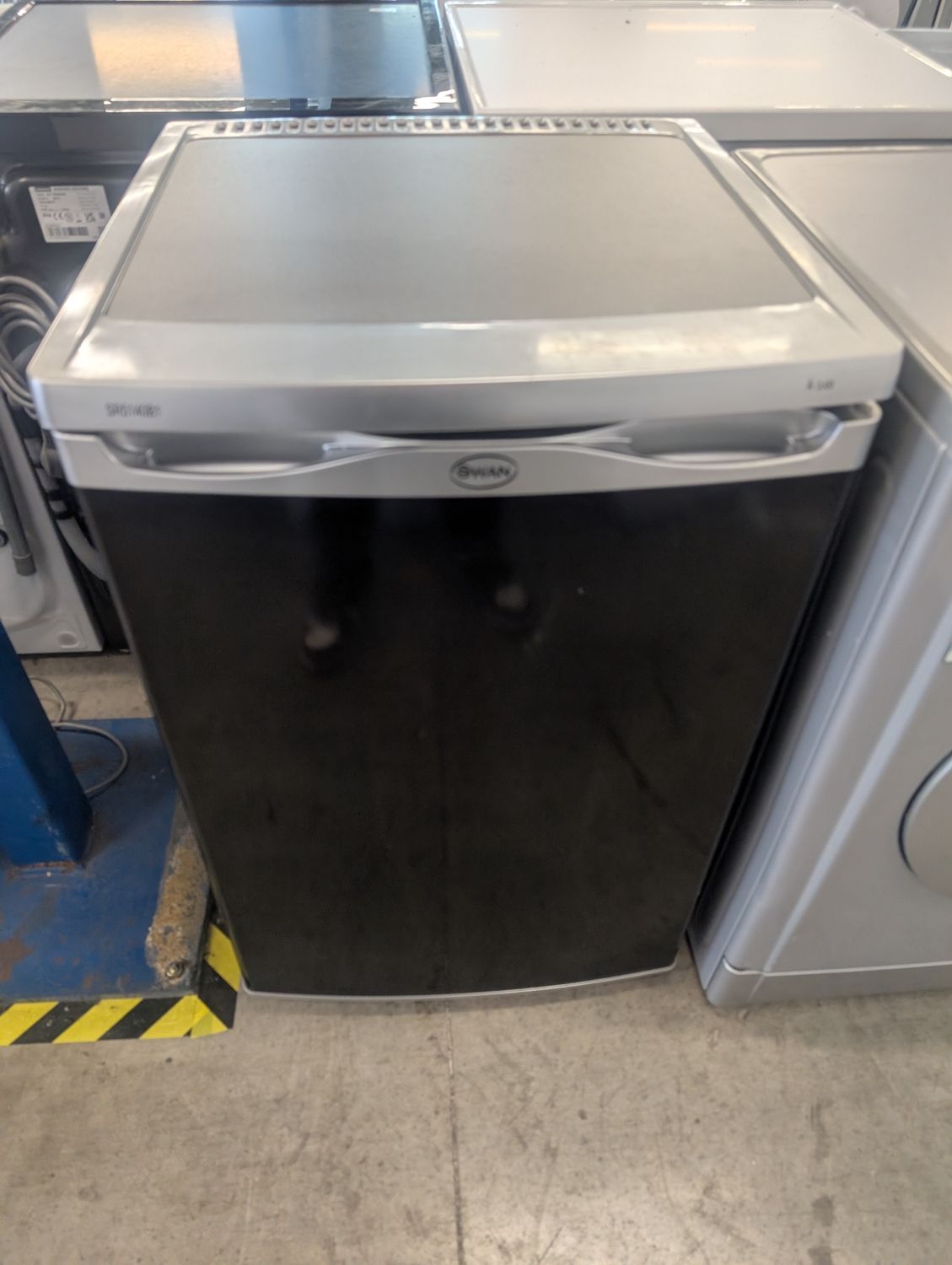 Swan SR514081 Undercounter Fridge H84cm W55cm Black