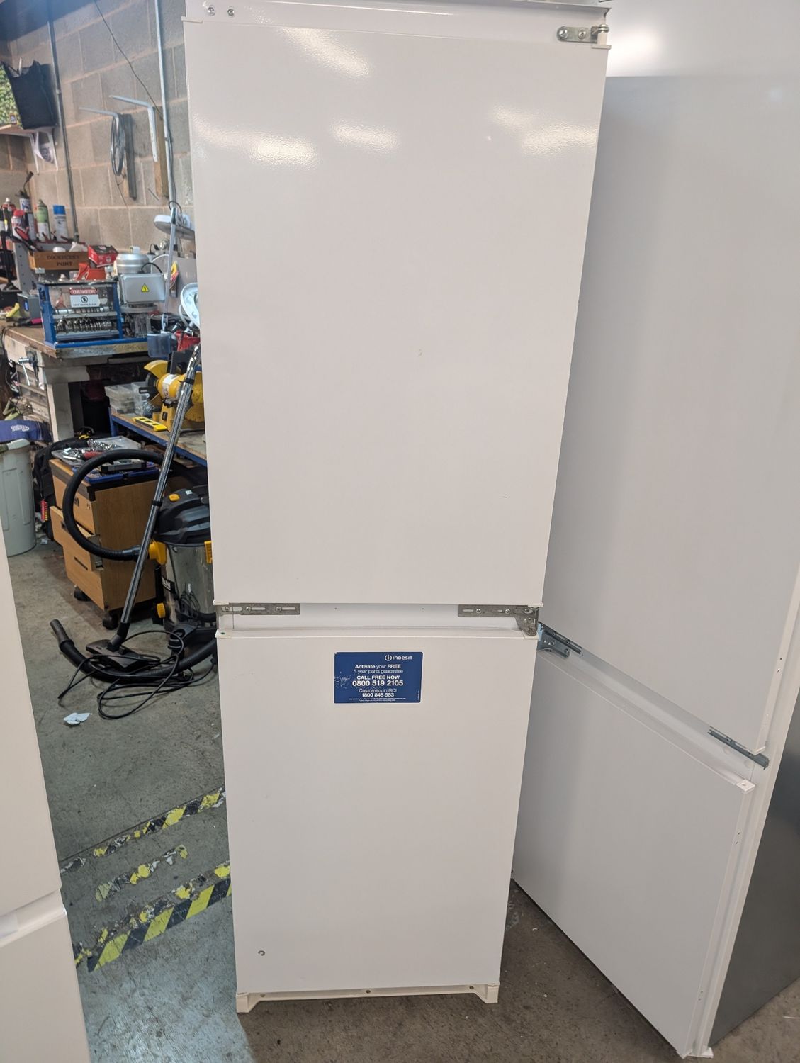 Indesit INC 325 AA UK 50/50 Integrated Frost Free Fridge Freezer H177cm W54cm D55cm
