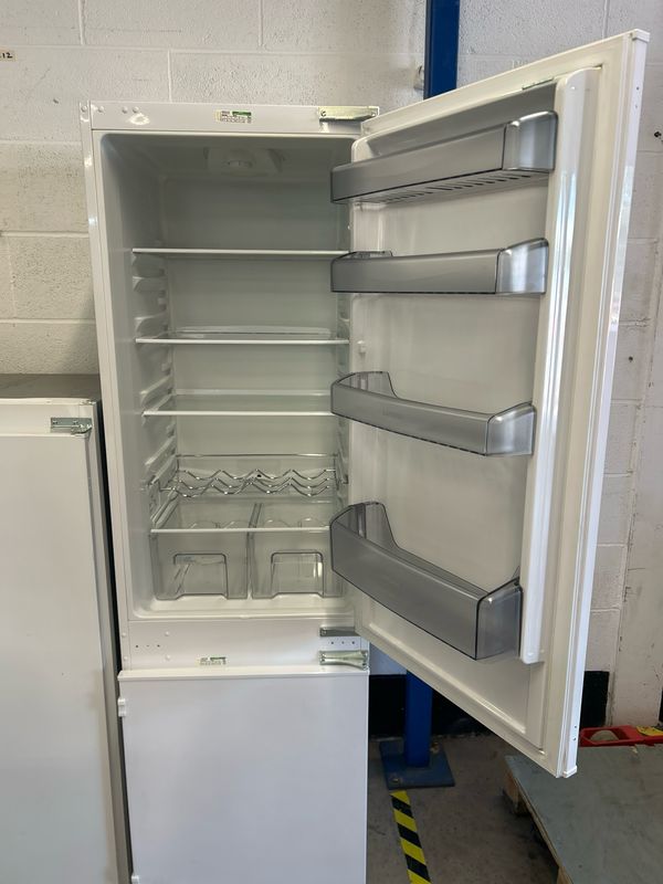 Lamona LAM6800 70/30 Integrated Fridge Freezer H177cm W54cm D52cm