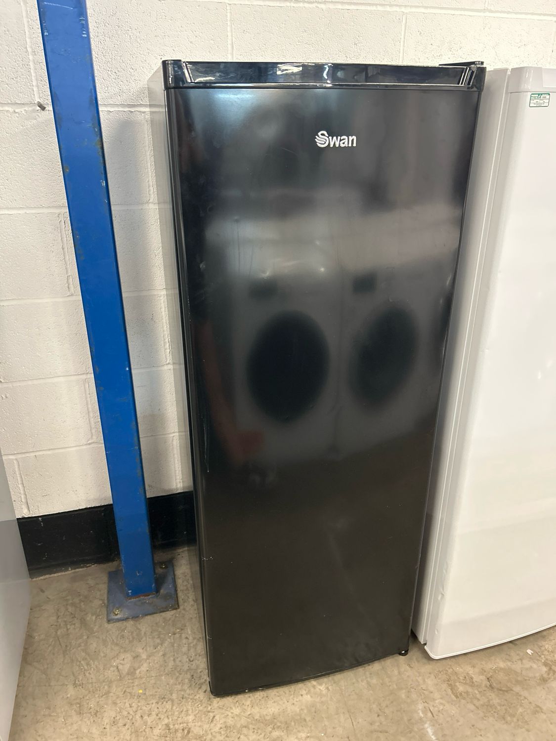 Swan SR15680B Larder Fridge H143cm W54cm Black