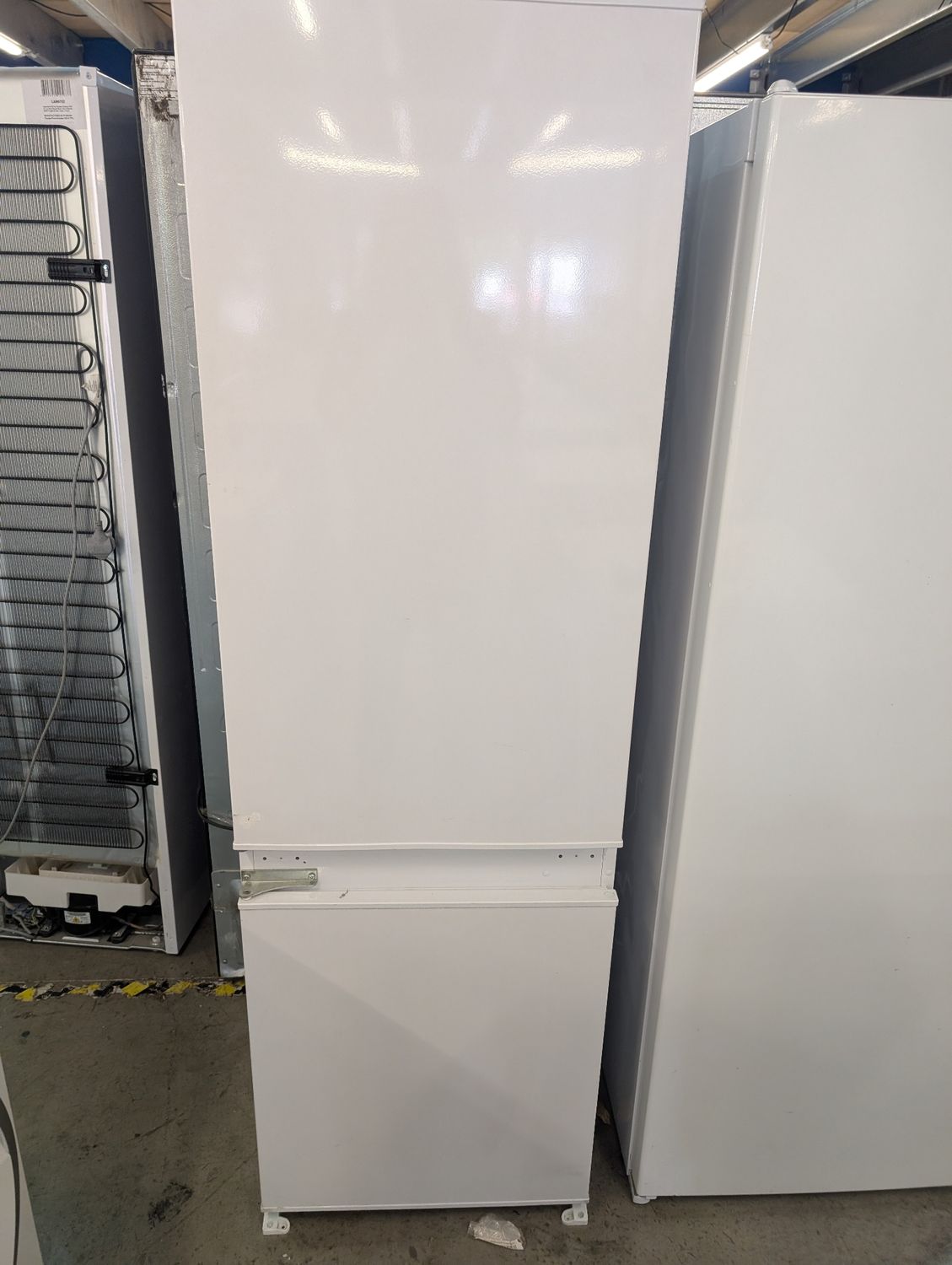 Lamona LAM6800 70/30 Integrated Fridge Freezer H177cm W54cm D52cm