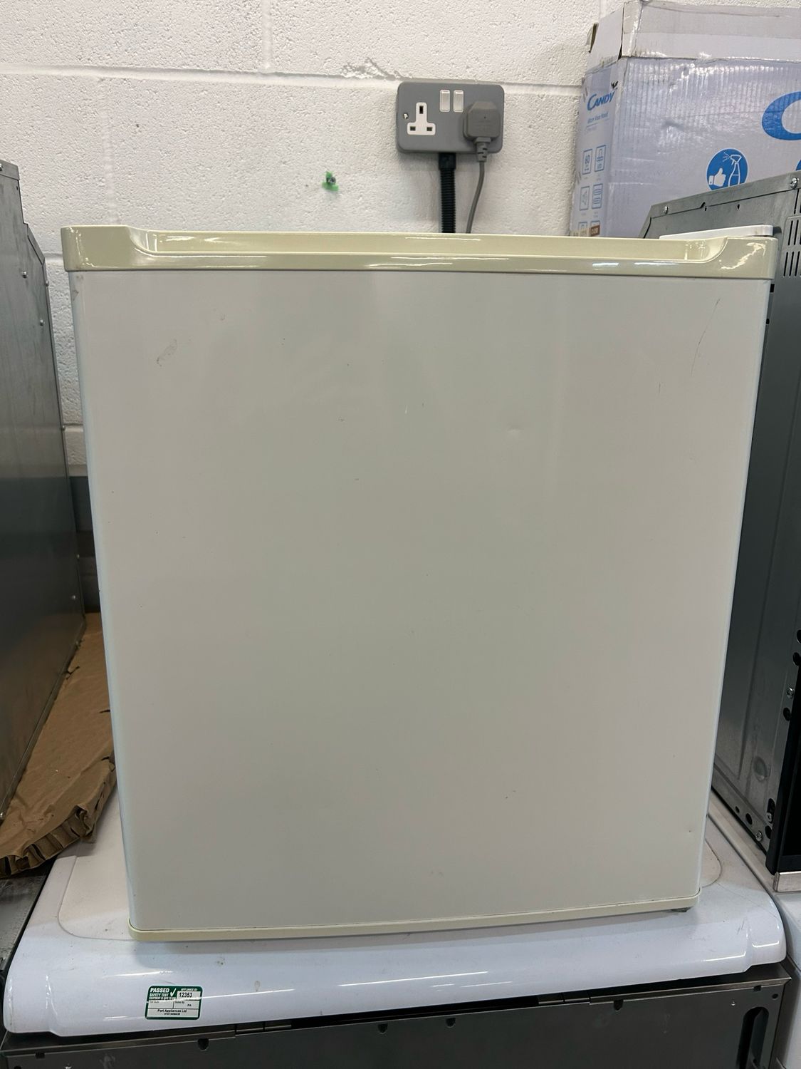 Currys Essentials MVRDD105 Table Top Freezer W44cm H50cm D49cm
