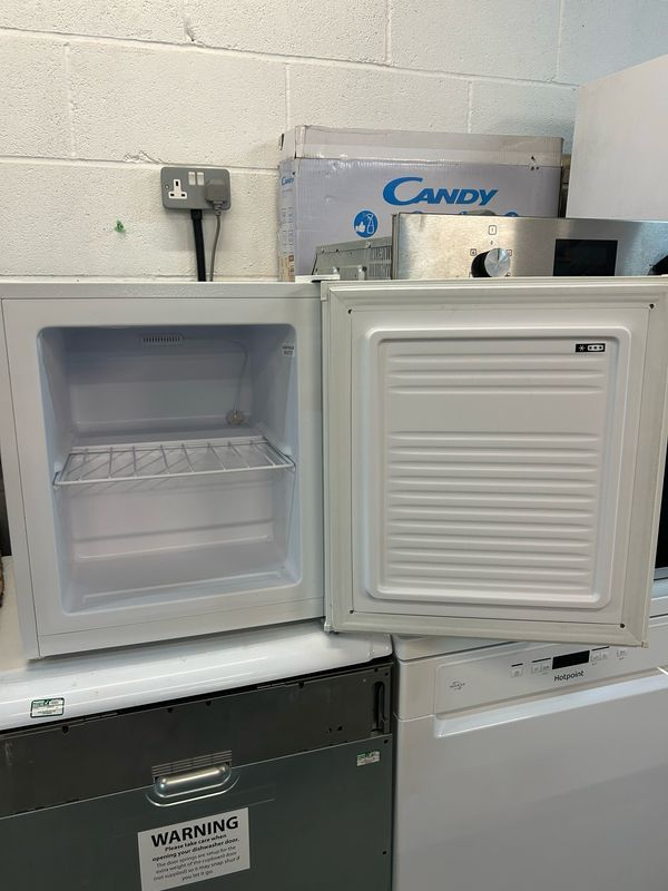 Currys Essentials MVRDD105 Table Top Freezer W44cm H50cm D49cm