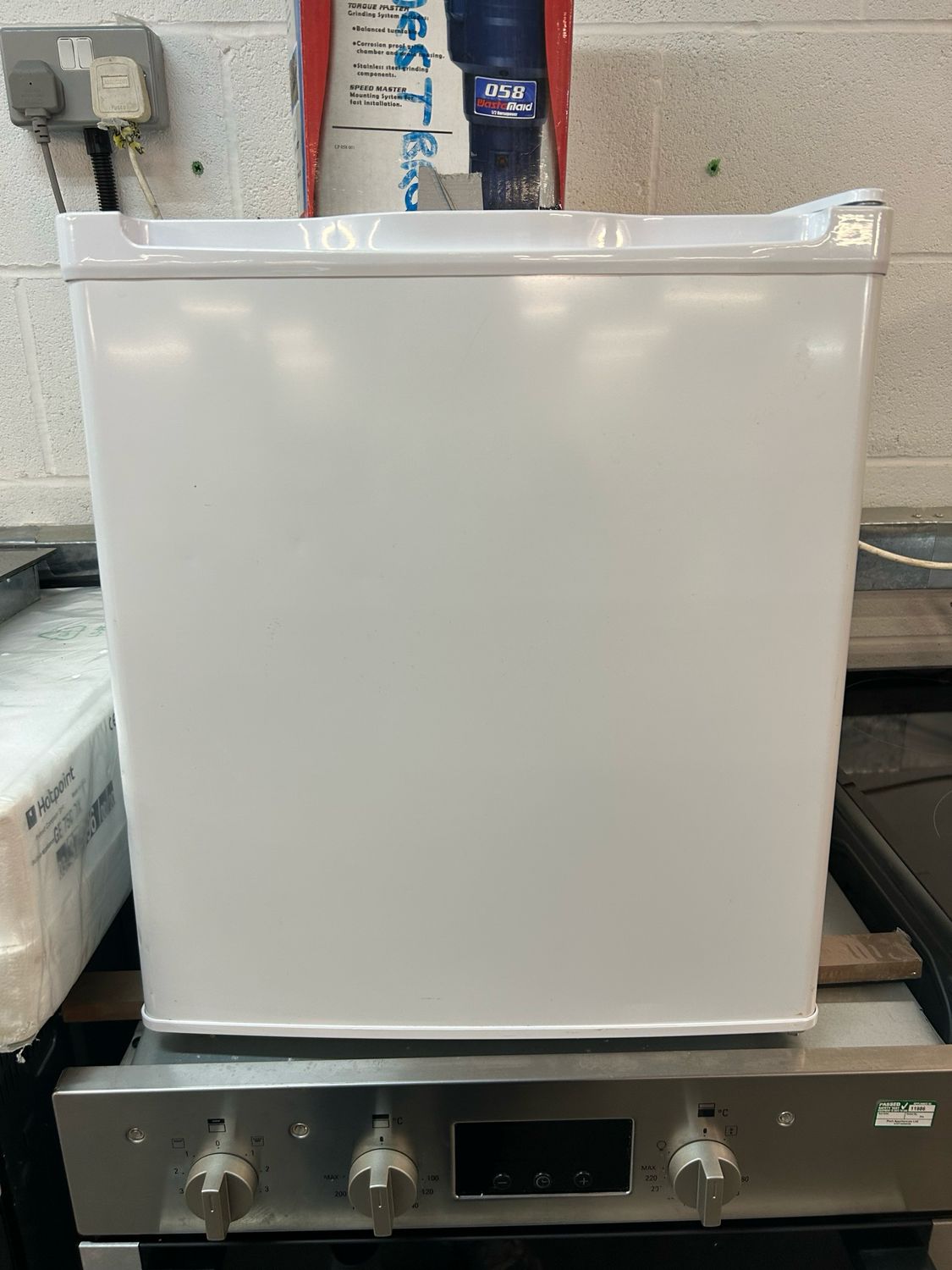 Essentials CTT50W20 Table Top Fridge White H49cm W44cm D47cm