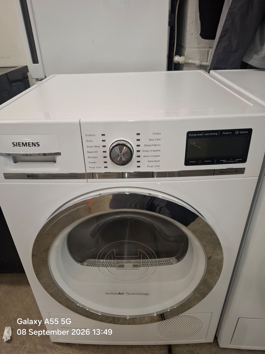 Siemens WT48Y700GB 8kg Heat Pump Condenser Dryer White