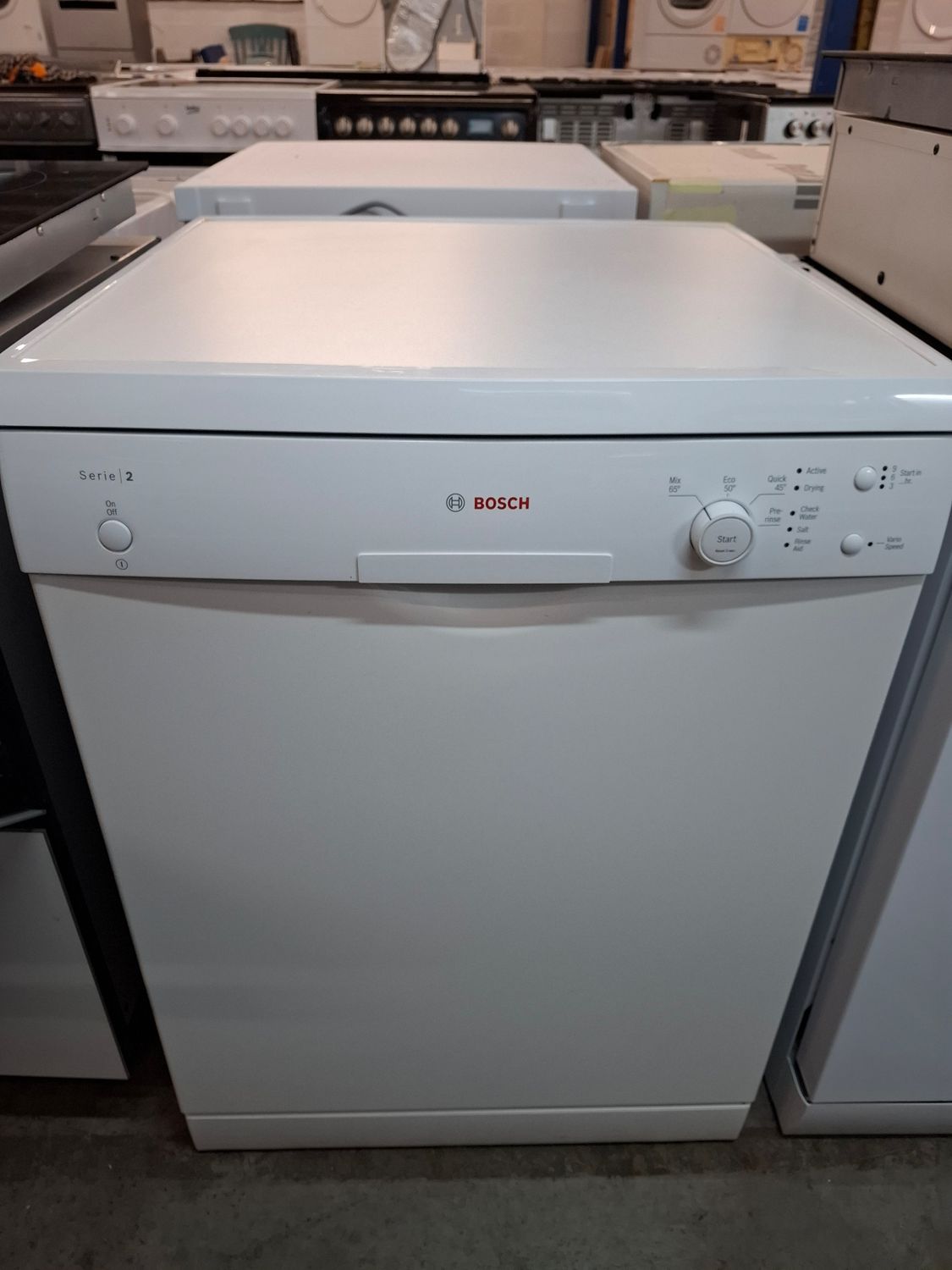 Bosch SMS24AW01 60cm Full Size Freestanding Dishwasher White 