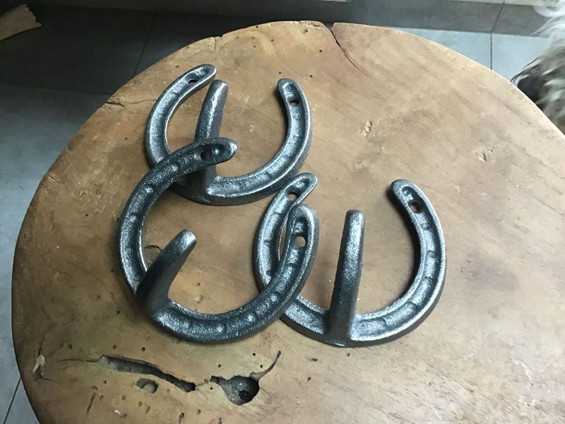 Porte licol porte filet en forme de fer à cheval