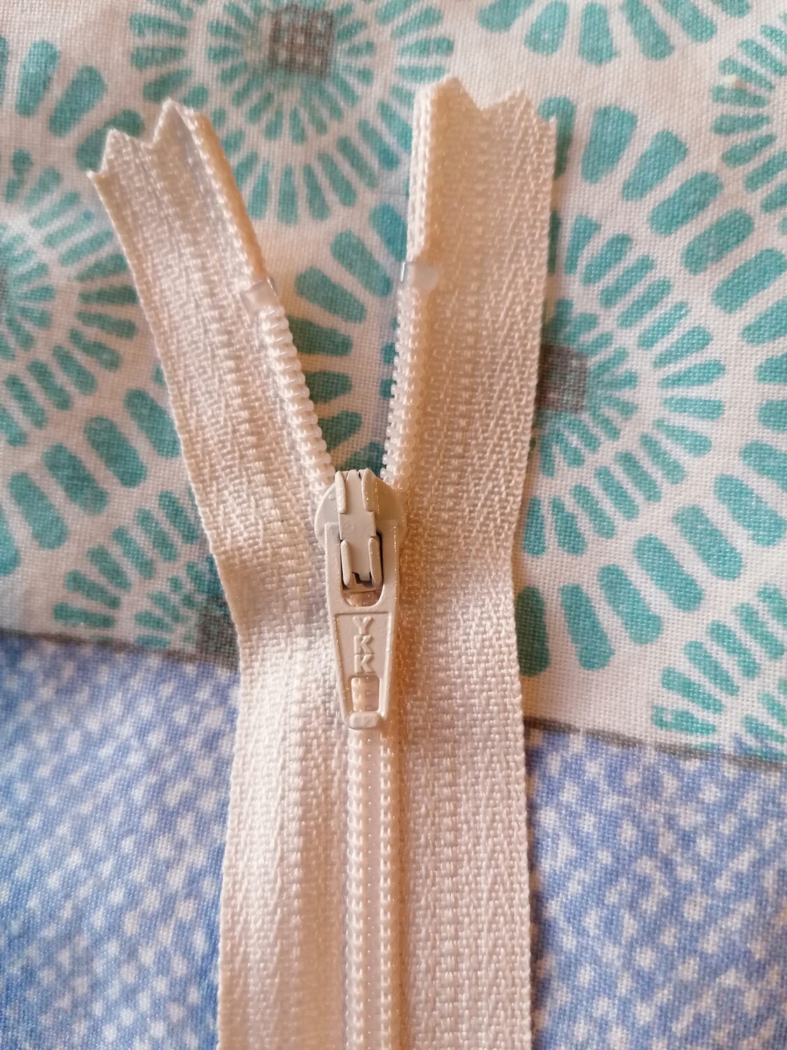 10 cm (4") nylon closed end zip